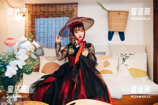 高清泳池写真，Son Ye Eun正如鱼得水，你说呢？